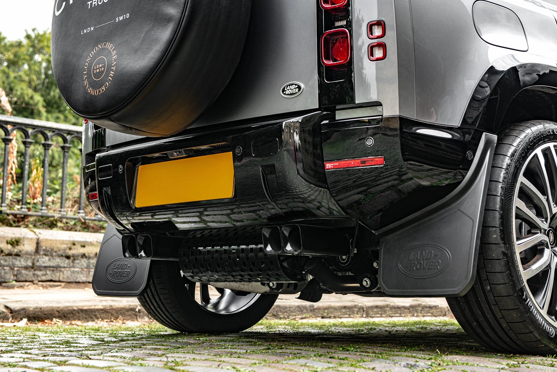 Land Rover Defender 110 - Silver Exterior