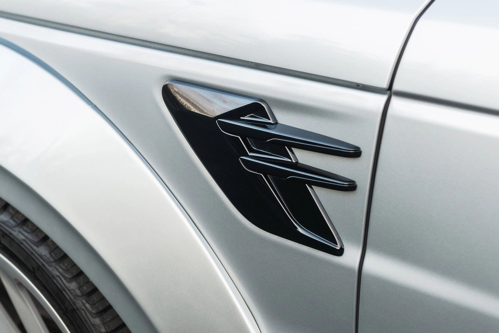 Range Rover Sport SVR Pace car - Silver Exterior