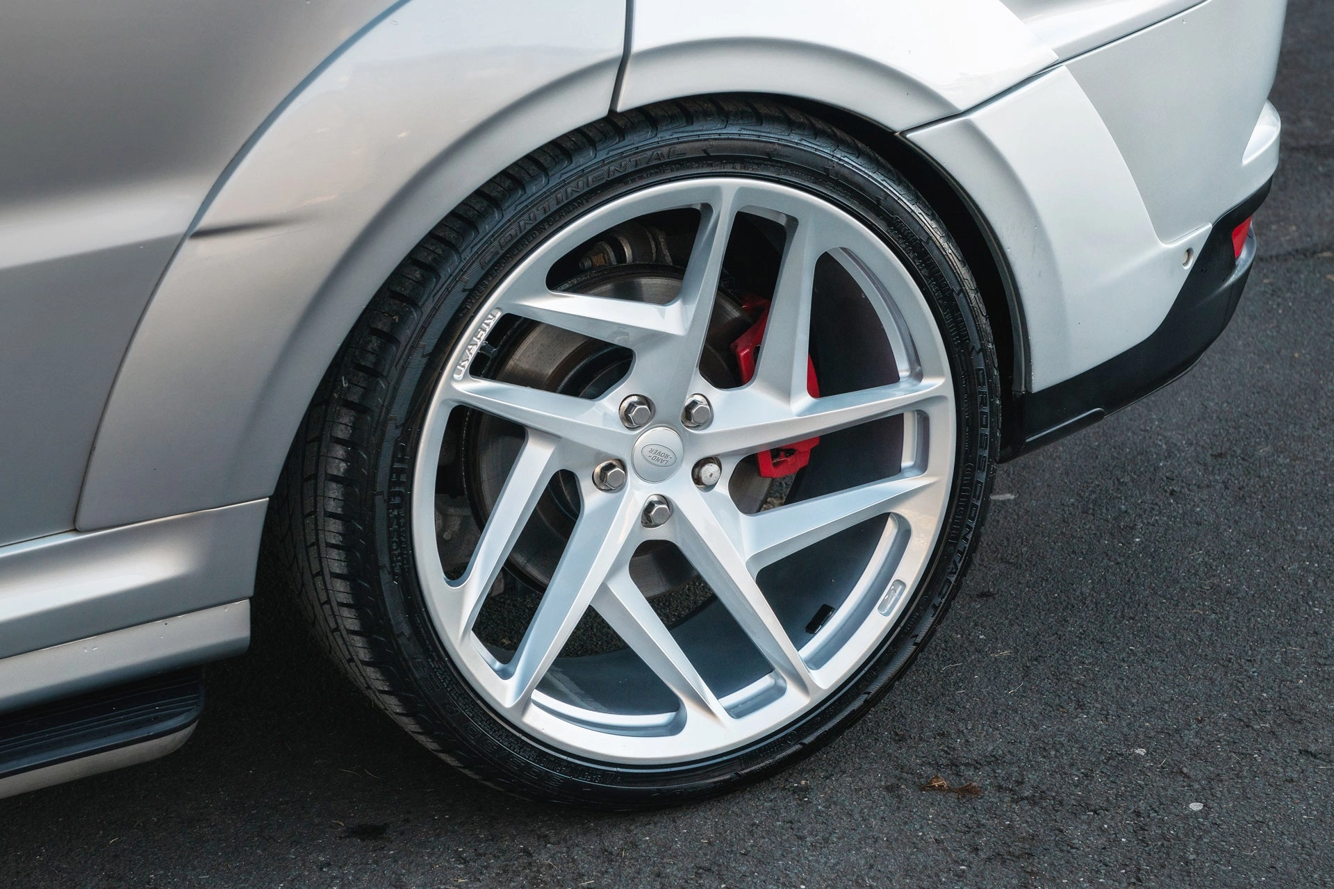 Range Rover Sport SVR Pace car - Silver Exterior